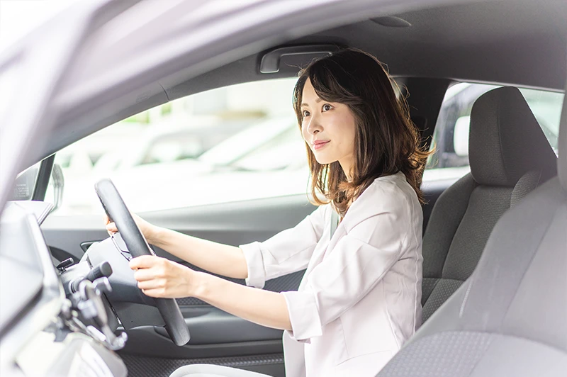 車に乗る女性のイメージ